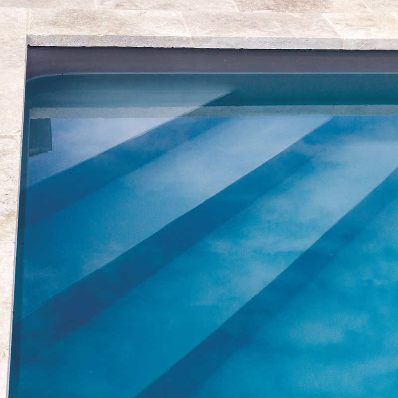 8x2-5-linerGris-escalierAngle-33-19-002-HD - Piscines Desjoyaux