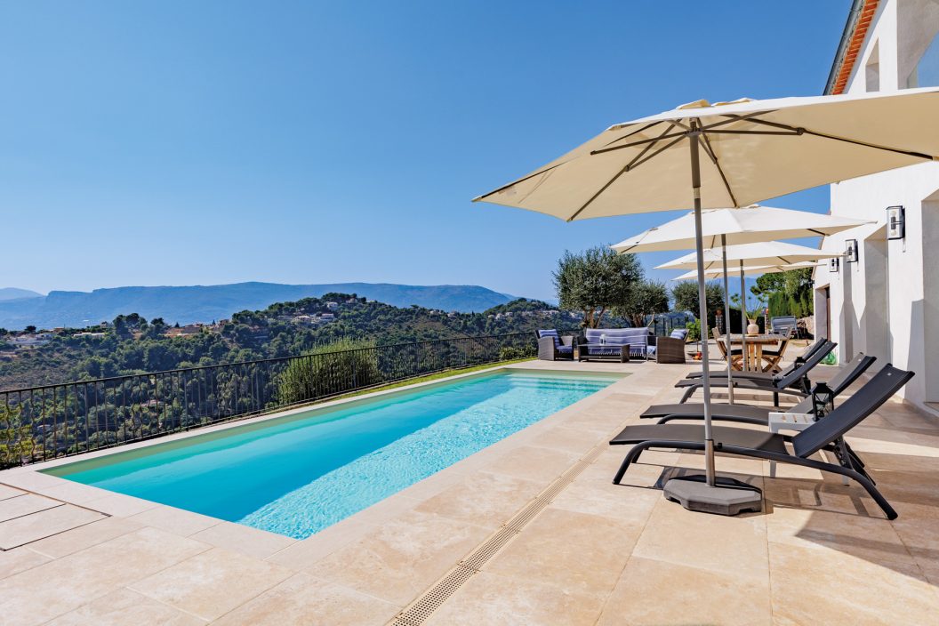 Piscine sur terrain en pente